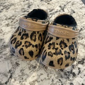 NEW rare edition toddler leopard fur-lined crocs size 7c
